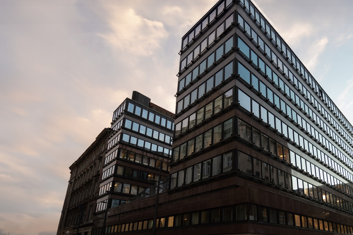 Edificio de oficinas escalonado al atardecer
