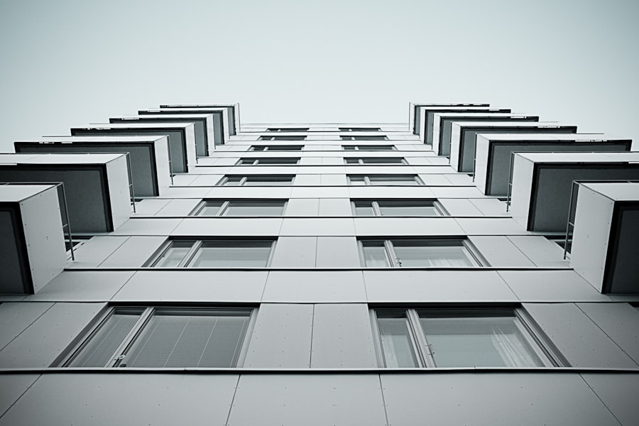 Fachada blanca con balcones en perspectiva ascendente