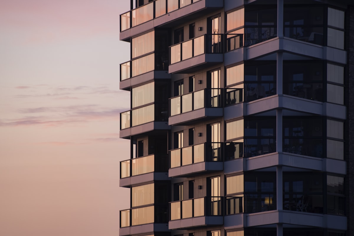 Torre de vivienda con balcones al atardecer