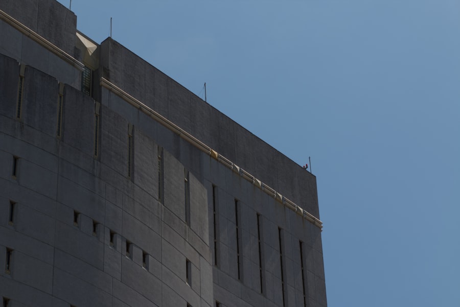 Volumen de concreto bajo un cielo despejado